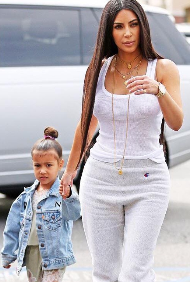 كيم كارشيان مع ابنتها نورث ويست كما شوهدت بالأمس