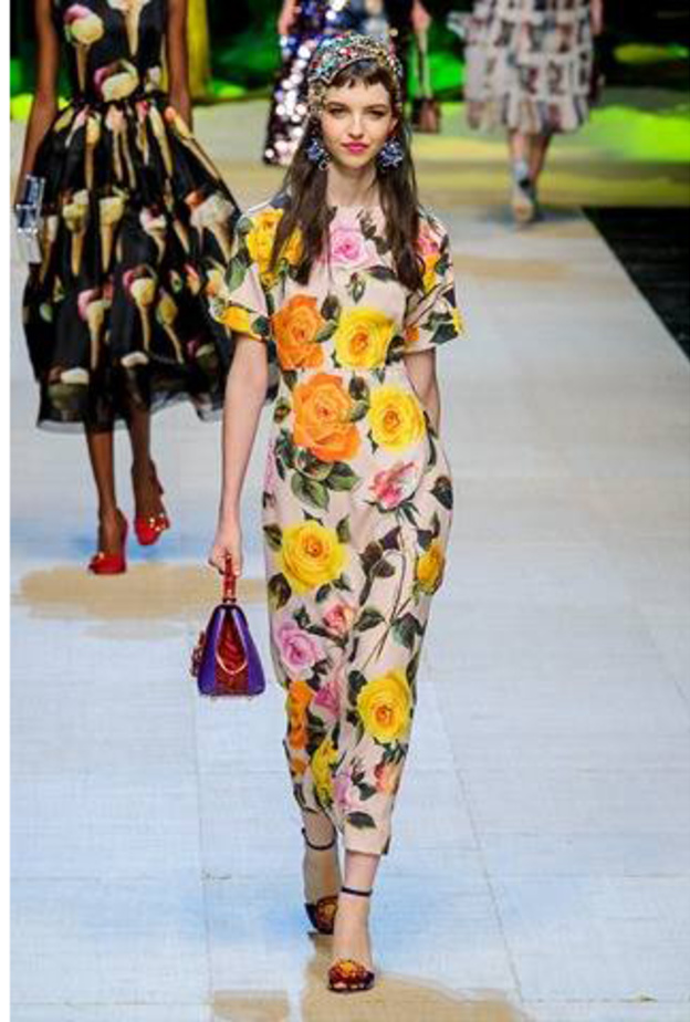 آخر موديلات فساتين طويلة مع نقشات الورود وقصة الـOff Shoulder