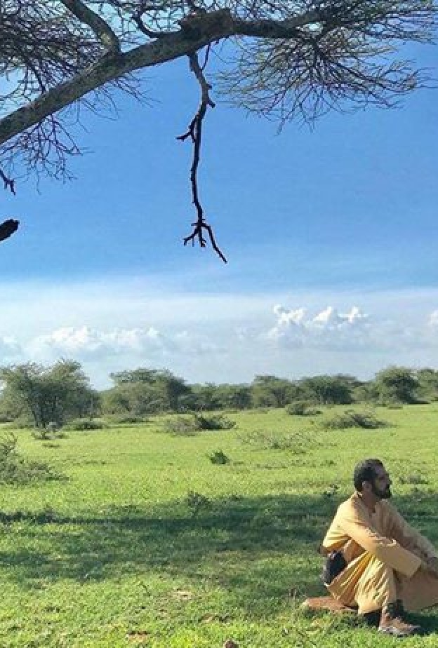 الشيخ محمد بن راشد متأملا الطبيعة في أفريقيا