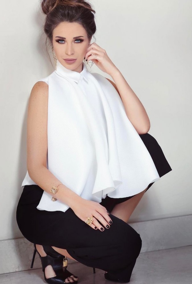 المذيعة اللبنانية أنابيلا هلال