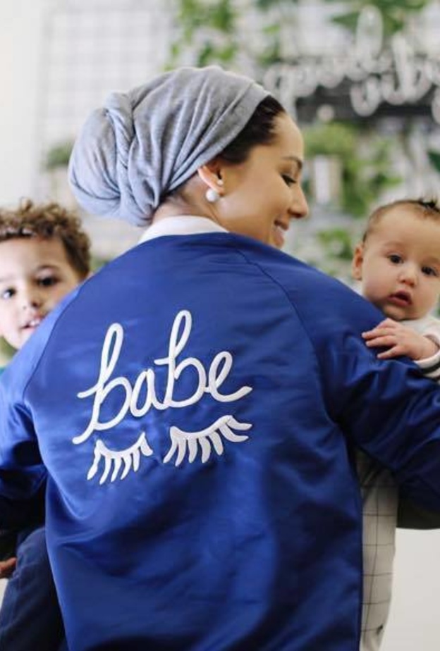 تنسيقات عصرية في الجينز اعتمدتها كريستينا كرم وابنتها