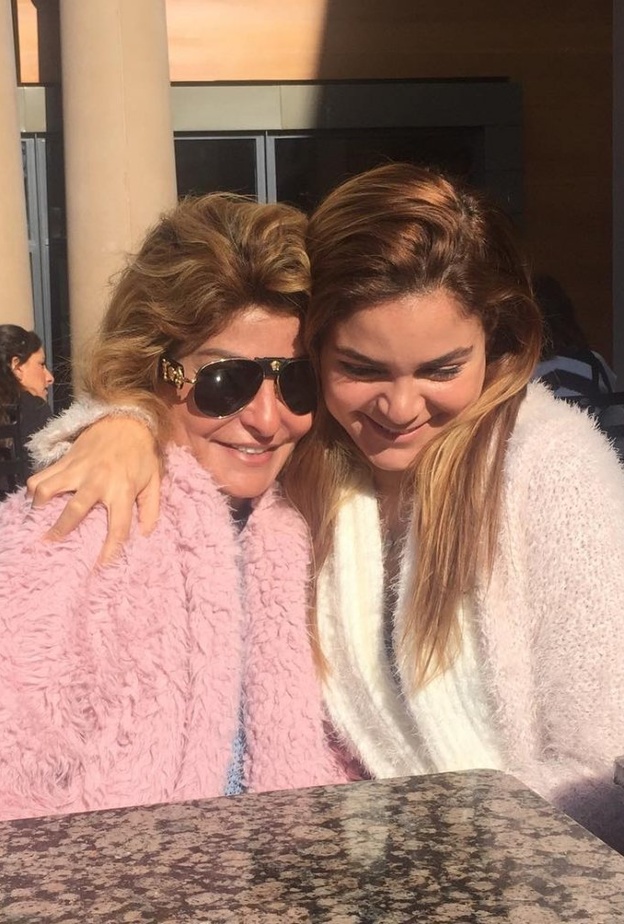 علا غانم وابنتها