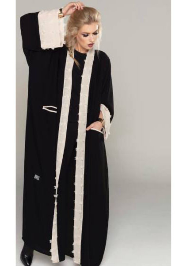 تصميم بسيطة باللون الأسود مع صيحة الأكمام الجرسية من تصميم  RAABYRAA