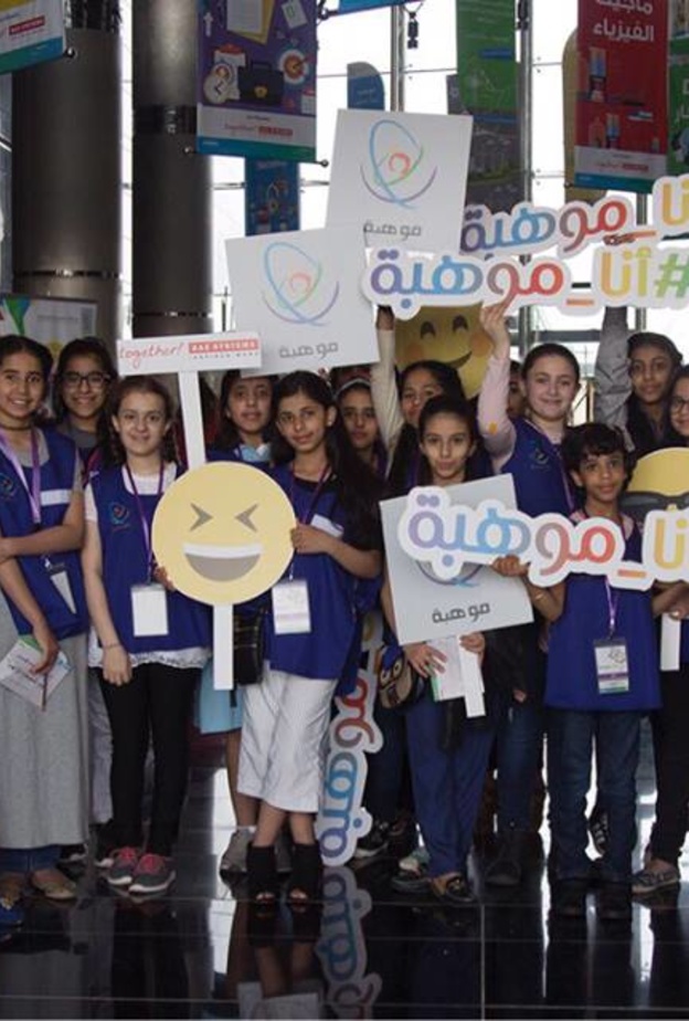 جانب من الطلاب سعداء بالمنحة التي درسوها في مؤسسة الملك عبدالعزيز ورجاله للموهبة والإبداع