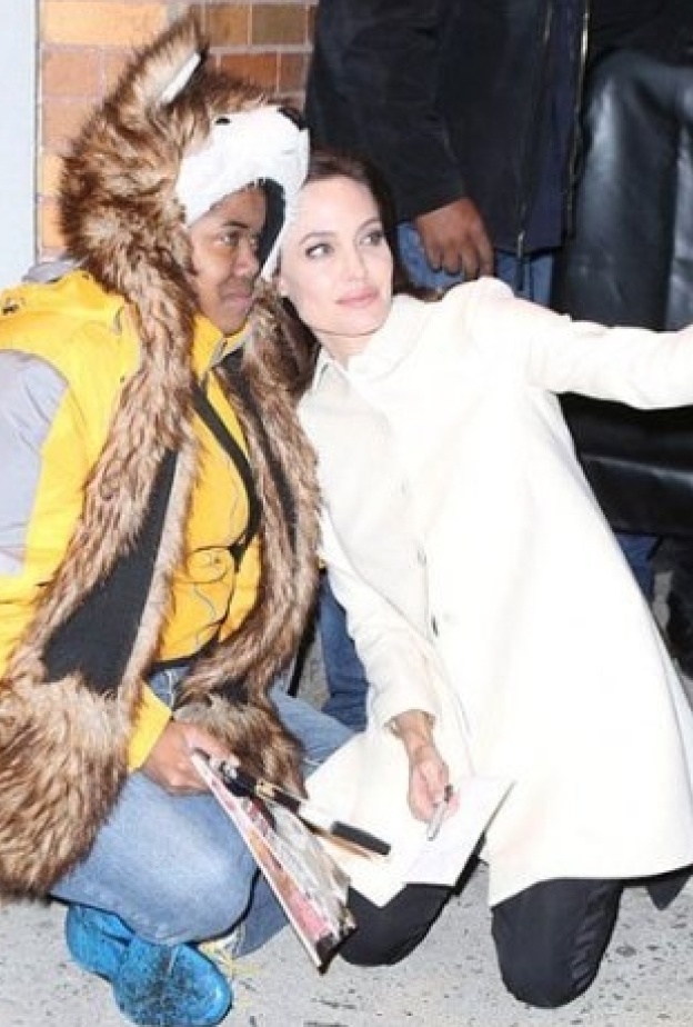 أنجلينا جولى تلتقط سيلفى مع معجبة بعد إصابتها بـpanic attack