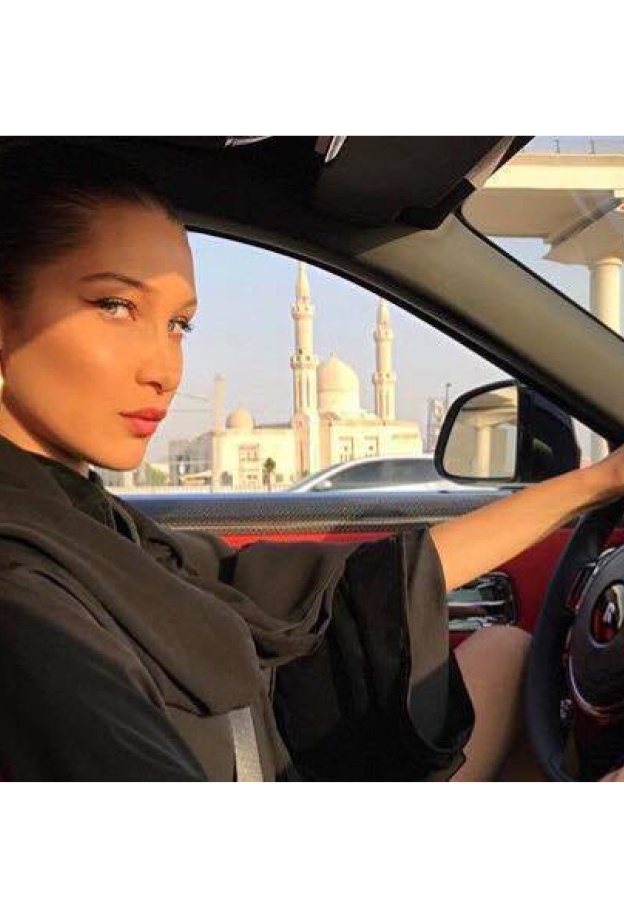 بيلا حديد تقود السيارة بنفسها متوجهة للعاصمة الإماراتية أبوظبي