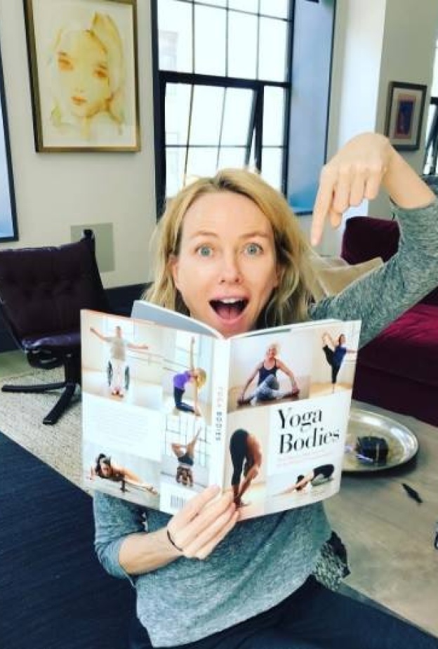ناعومي واتس تبدو متحمسة لكتاب جديد عن اليوغا!