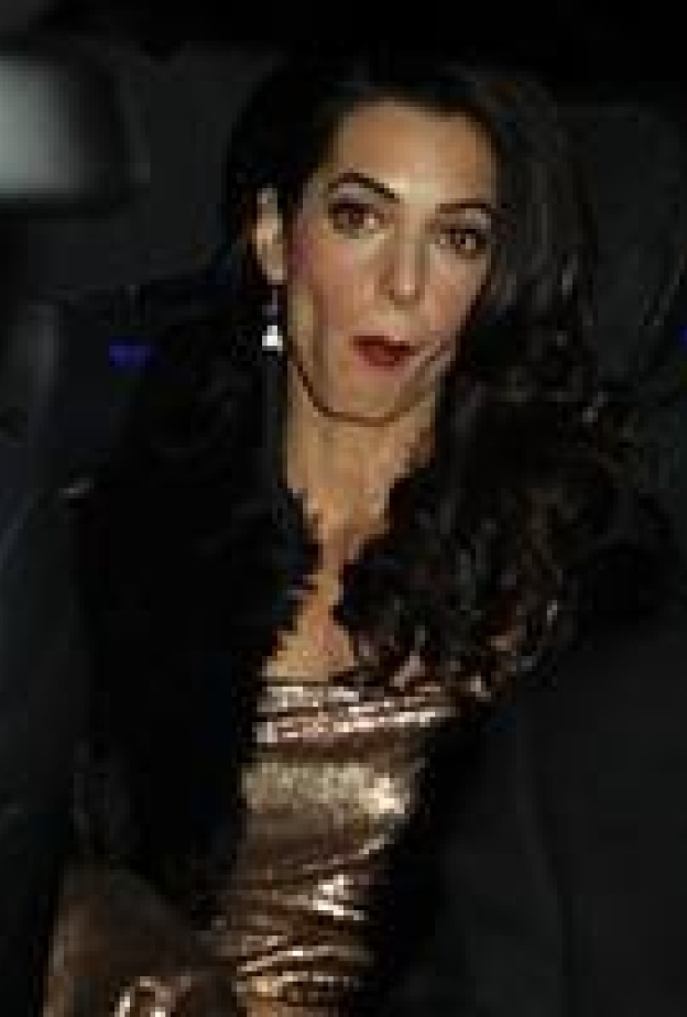 يبدو أن القلق تسرب إلى قلب أمل علم الدين قبيل حفل العشاء الذي أُقيم بمناسبة زواجها من كلوني في لندن بالأمس