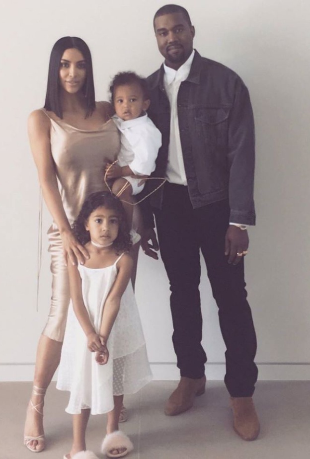 كيم كاردشيان تشارك جمهورها صورة عائلية أثناء احتفالهم بالفصح يوم أمس