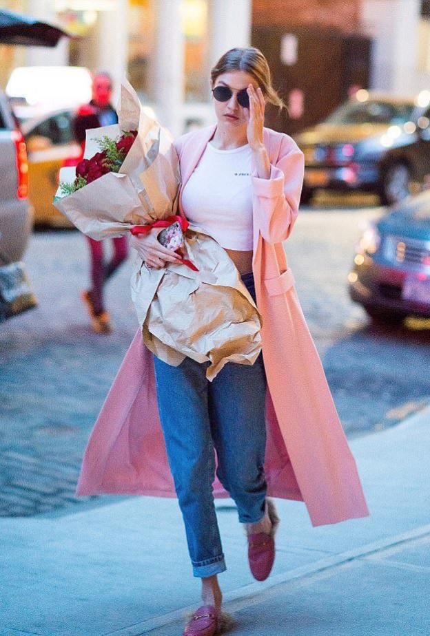 جيجي حديد تحمل باقة أزهار كبيرة من صديقها زين مالك والتي رفضت التخلي عنها طوال احتفالها بعيد ميلادها بالأمس