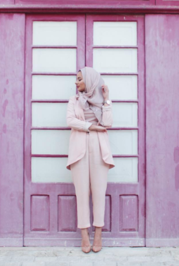 روبا زاي باطلالة أنيقة للمحجبات مكونة من بدلة ناعمة باللون الزهري الباستيلي