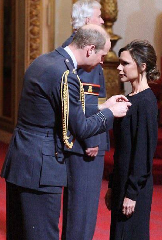 فيكتوريا بيكهام تتقلد وسام الامتياز الامبراطوري من الأمير ويليام خلال حفل رسمي أقيم في قصر باكنغهام وذلك لإنجازاتها في عالم الموضة