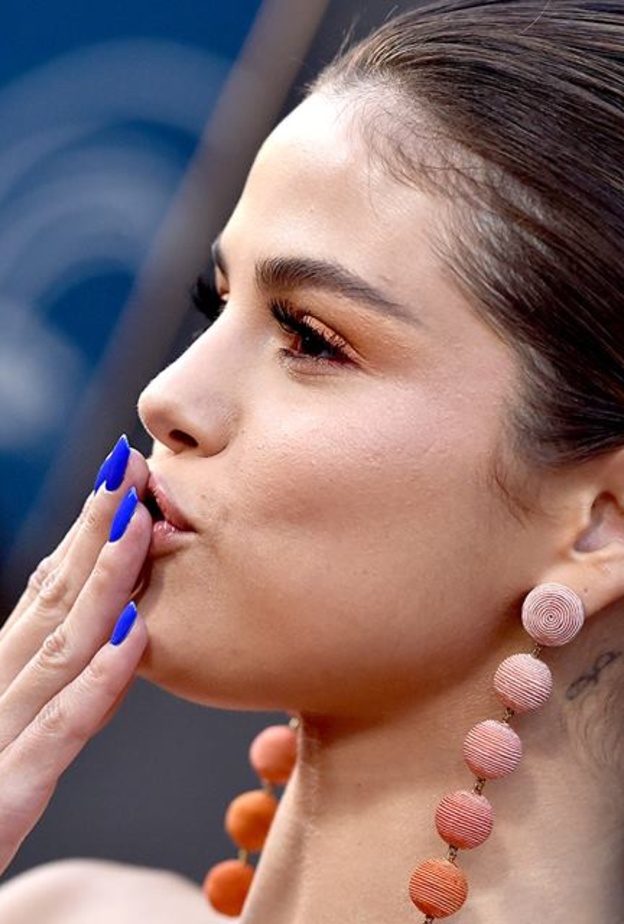 مناكير الأسود اللماع على طريقة الليدي غاغا‏