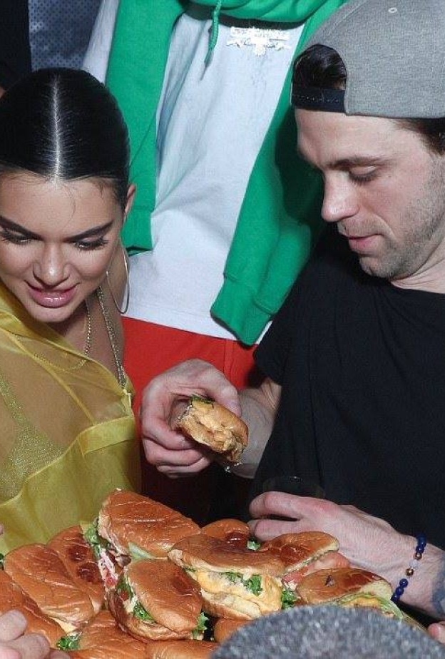 يبدو أن كيندال جينر كانت تتضور جوعاً في حفل ميت غالا بالأمس .. وانقضت على أول سندويش برجر !