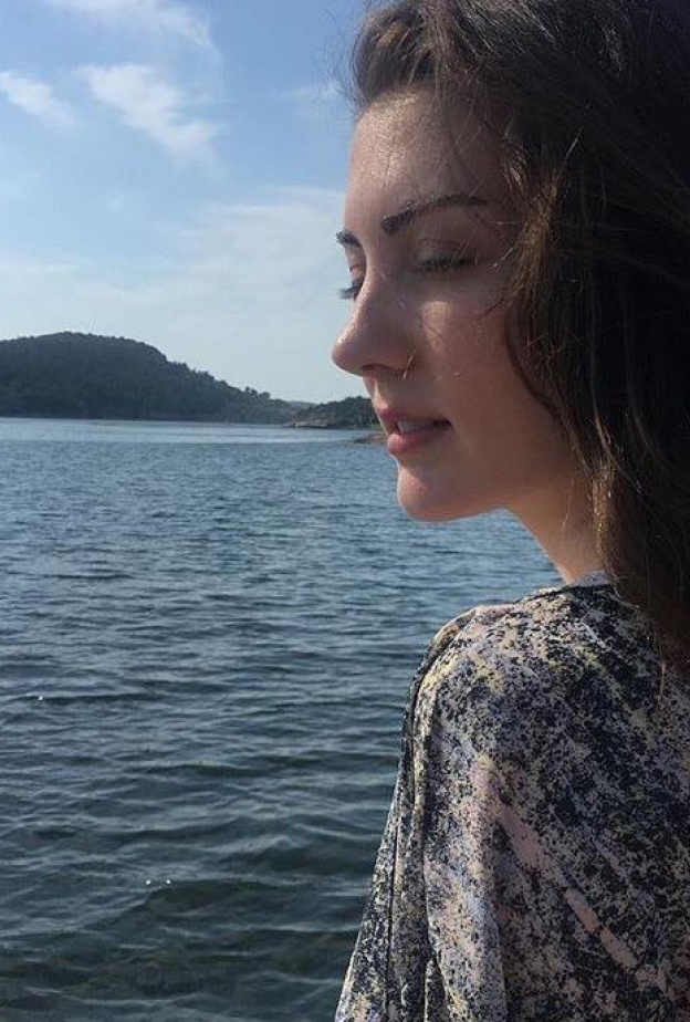 بورجو أوزبيرك تشارك جمهورها إحدى صورها على ضفاف البسفور