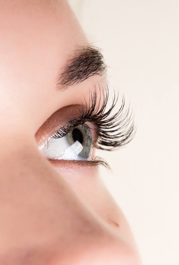 احصلي على رموش كثيفة وجذابة دون استخدام المسكارا