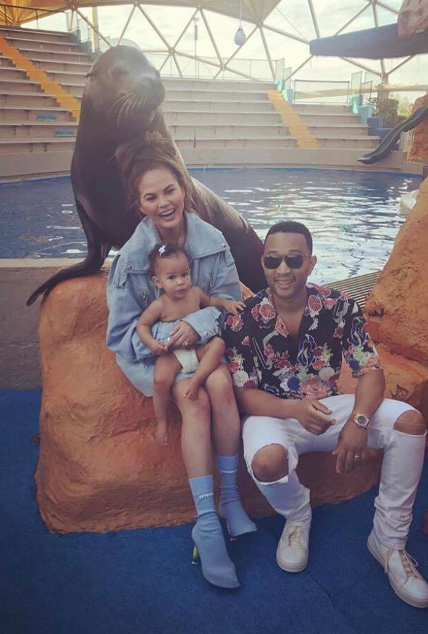 جون ليجند يصطحب زوجته وابنته للأكواريوم قبل البدء بجولته الموسيقية في ميامي