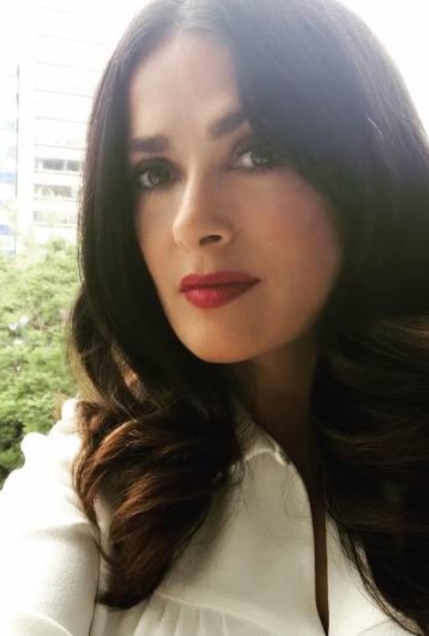 الجميلة سلمى حايك تحيي جمهورها في المكسيك بسيلفي على انستقرام