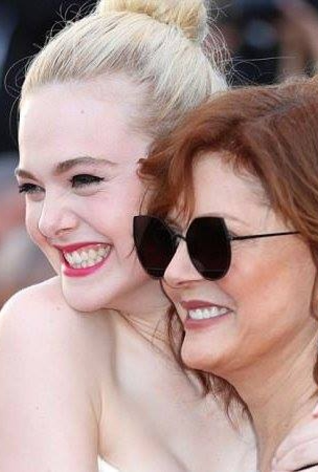 إيل فانينغ تحتضن النجمة سوزانا ساراندون على السجادة الحمراء لمهرجان كان