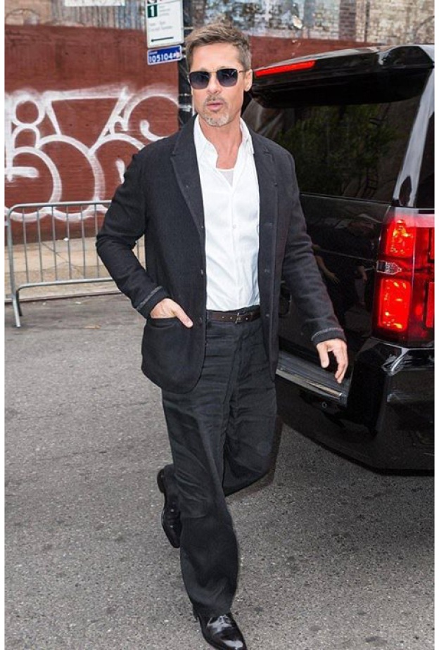 براد بيت يلفت الأنظار بنحافته الشديدة في شوارع نيويورك بالأمس