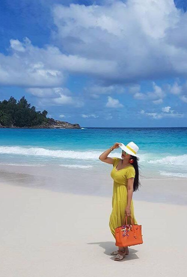 لقطة رائعة للإعلامية لجين عمران خلال قضائها لإجازتها في جزر السيشيل