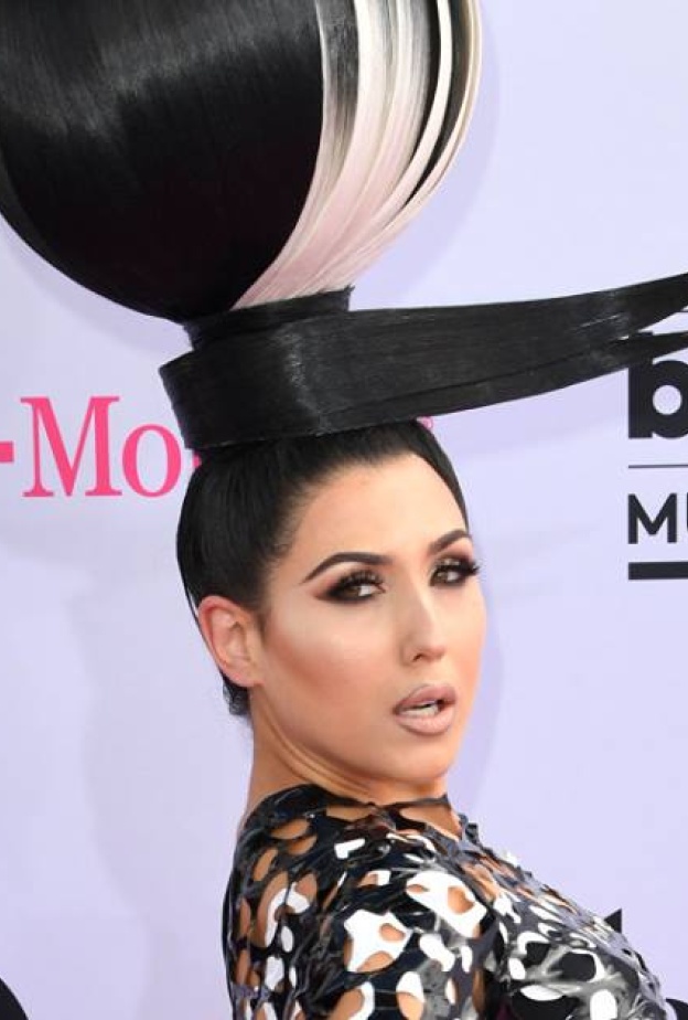 النجمة Z lala بأغرب إطلالة وتسريحة شعر في حفل بيلبورد