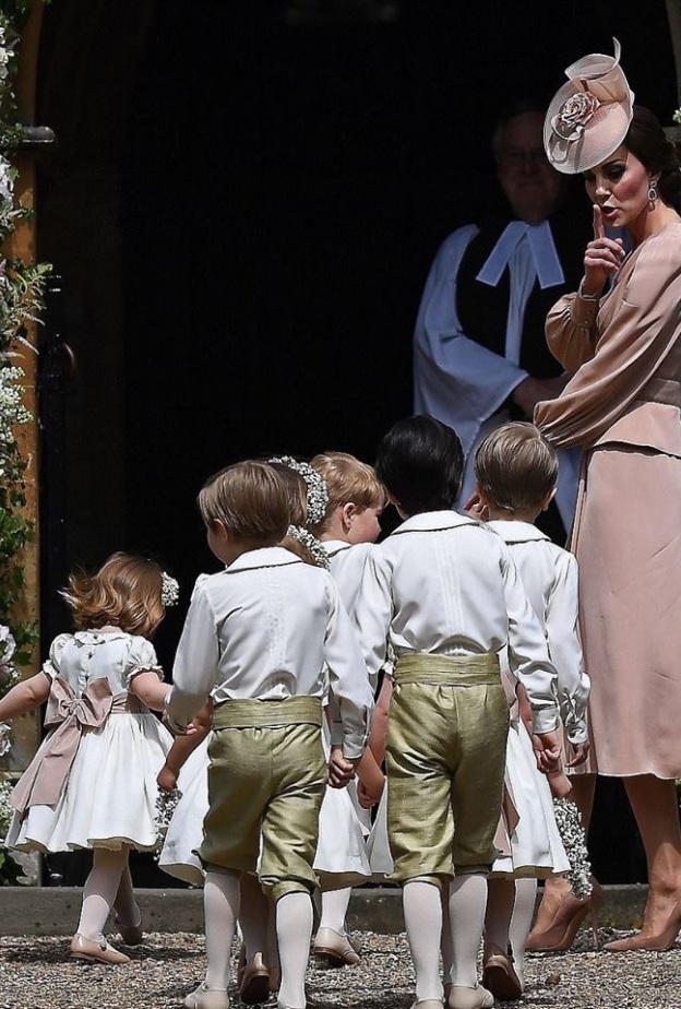 صورة طريفة لدوقة كامبريدج كيت ميدلتون وهي تحاول إسكات الأطفال قبل الدخول لحفل زفاف شقيقتها بيبا