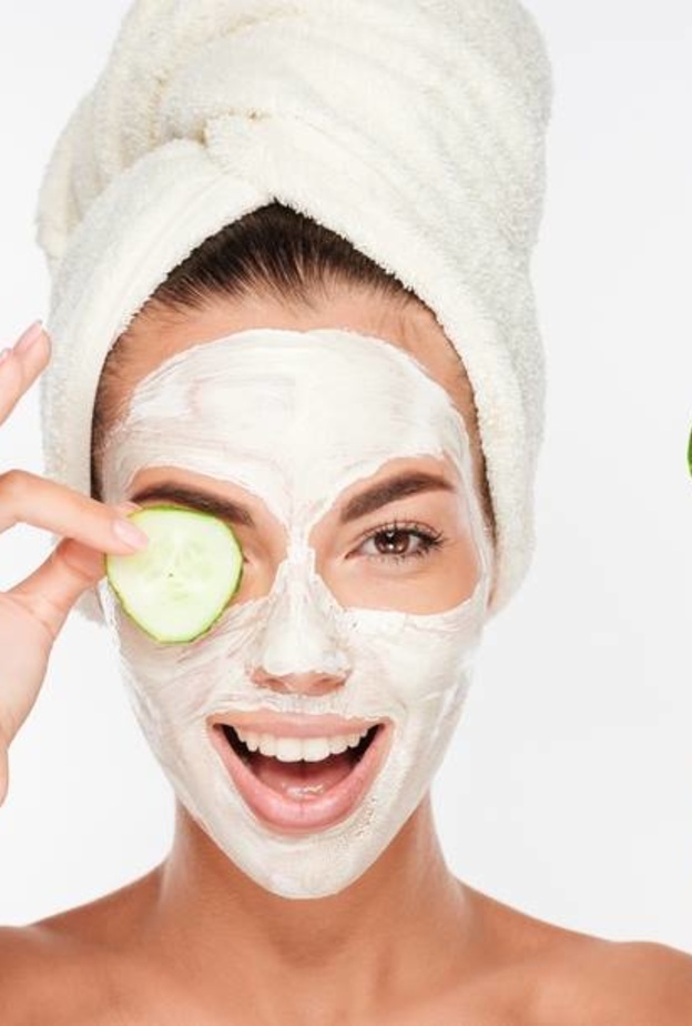 يحتوي الخيار على عناصر هامة تعمل على تنشيط خلايا وأنسجة الجلد