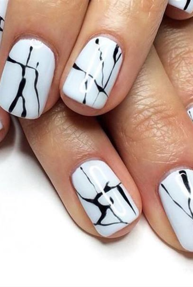 تنظيف منطقة الأظافر بعد الانتهاء