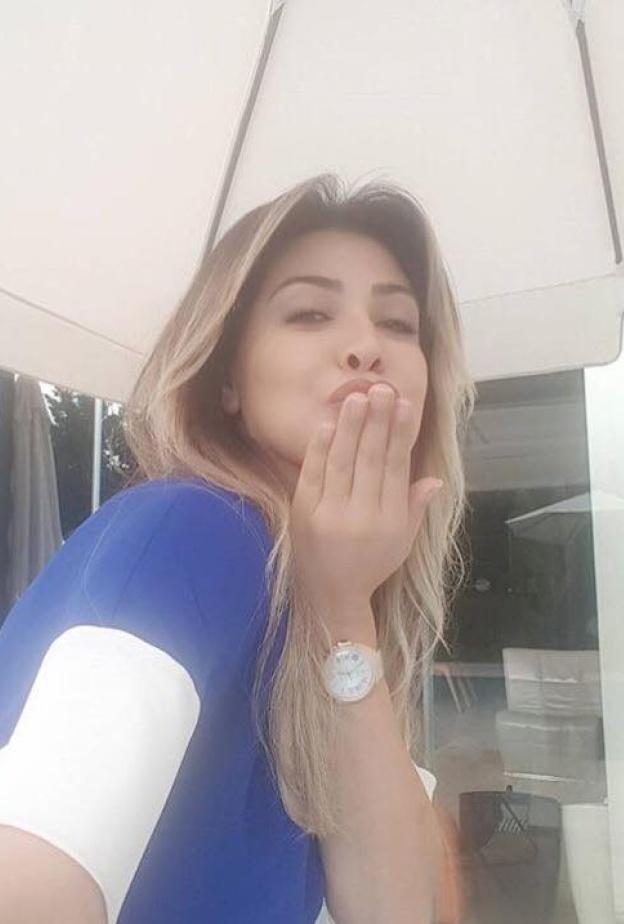 سيلفي للنجمة نوال الزغبي تحيي من خلاله متابعيها على الانستقرام