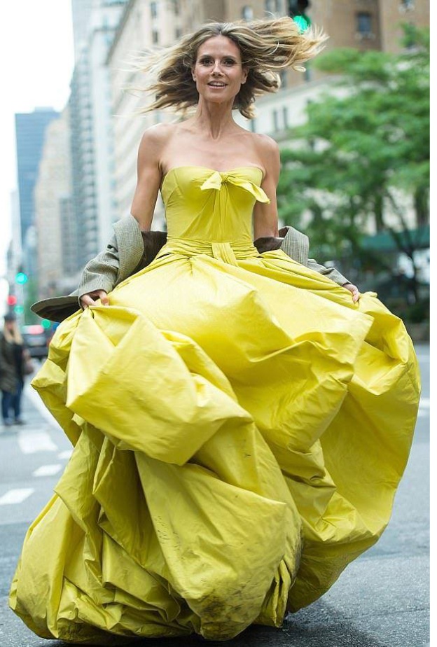 عارضة الأزياء هايدي كلوم بلقطة طريفة خلال تصوير إعلان برنامج بروجكت رانواي في نيويورك