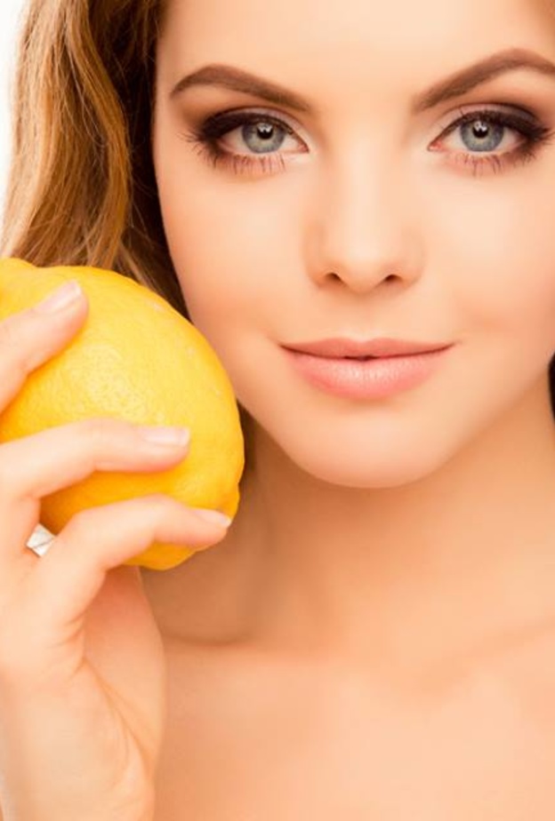 الليمون سيخلصك من حبوب الشباب والرؤوس السوداء