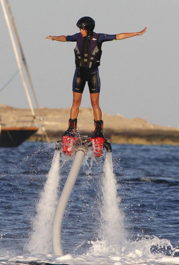 ترى هل تحاول Michelle Rodriguez تقليد المشهد الشهير في فيلم تايتانيك .. أم أنها تحاول تجربة شعور الطيران؟