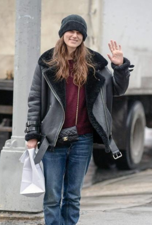 الجميلة كيرا نايتلي بإطلالة شتوية كاجوال في أحد شوارع نيويورك يوم أمس