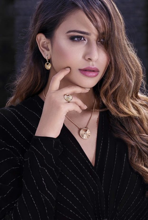 لما العقيل تتزين بقلادة "أموليت" Amulette من كارتييه 