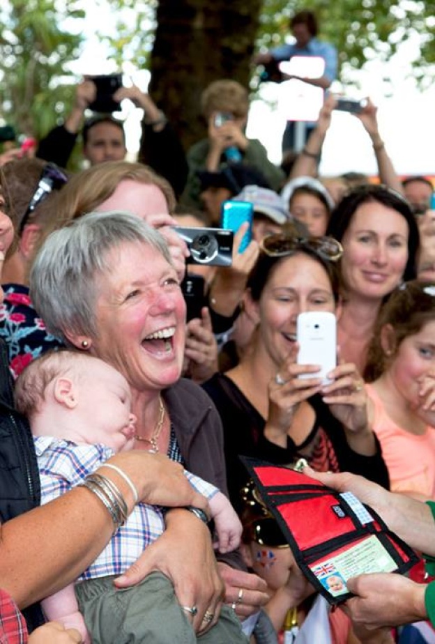 ببساطتها المعهودة... الأميرة كيت ميدلتون تمازح معجبيها بالأمس في نيوزيلندا