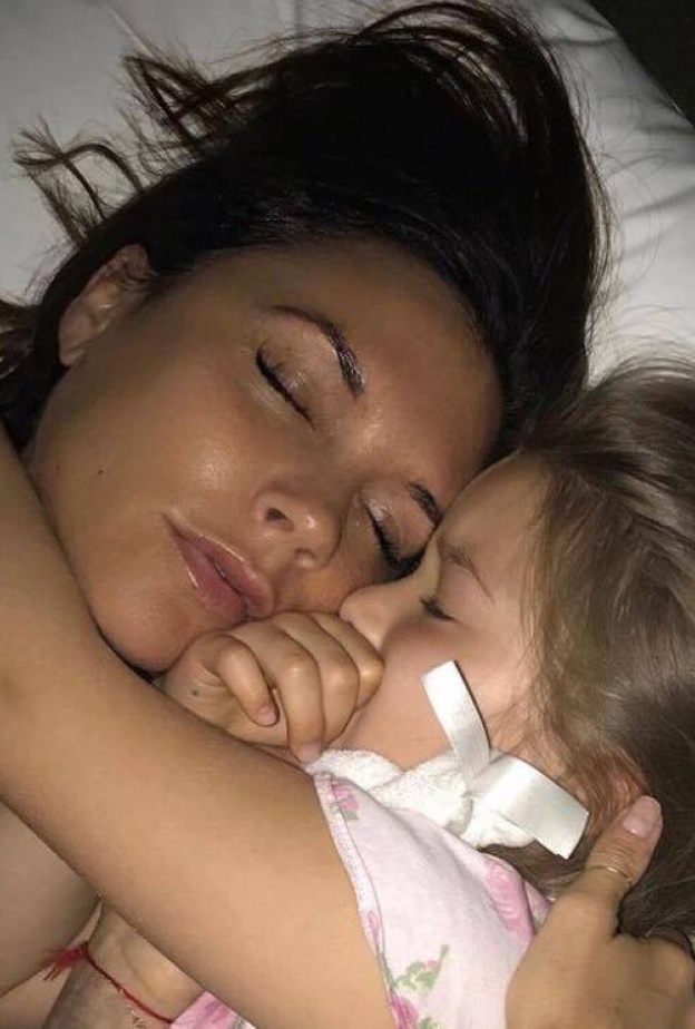 صورة عفوية لفيكتوريا بيكهام محتضنة ابنتها هاربر