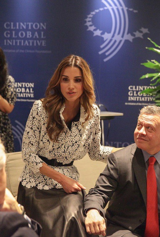 في لقطة رومانسية ... الملكة رانيا تدعم الملك عبدالله قبل مشاركته في مبادرة كلينتون العالمية