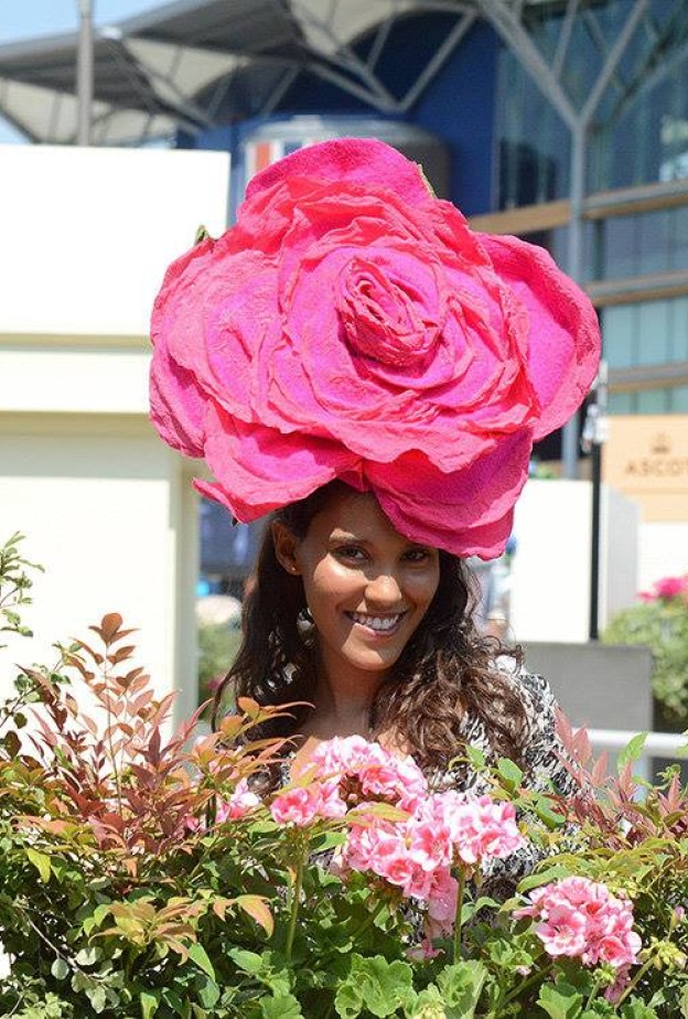 قبعة غريبة التصميم خلال سباق رويال أسكوت للخيول