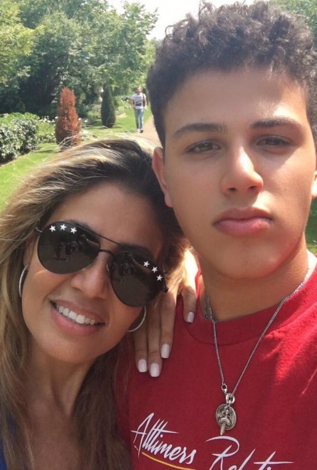 زوجة عمرو دياب وابنه