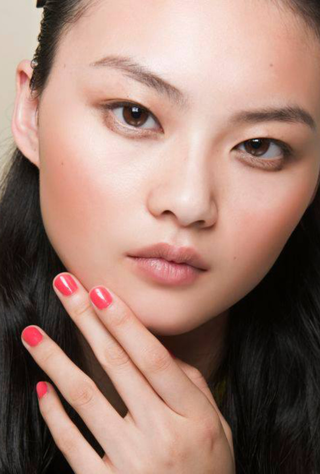 الوان اظافر برتقالية فاتحة.