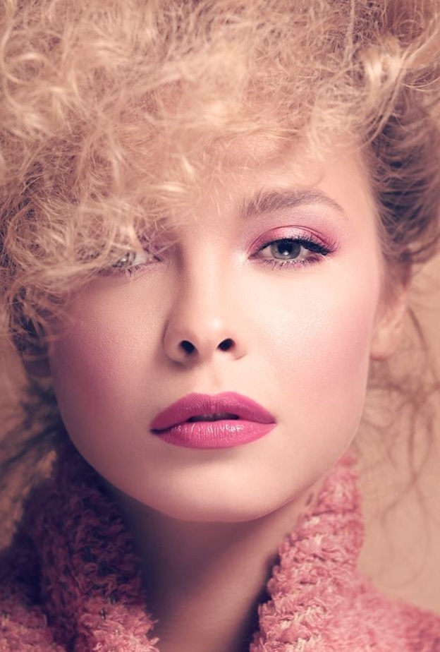 جيجي حديد بمكياج وردي ناعم يذكرنا بتفترة الثمانينات