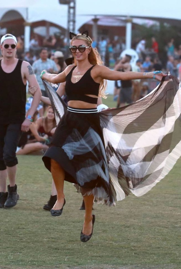 باريس هيلتون تقضي أوقاتا مرحة خلال مهرجان Coachella للموسيقى