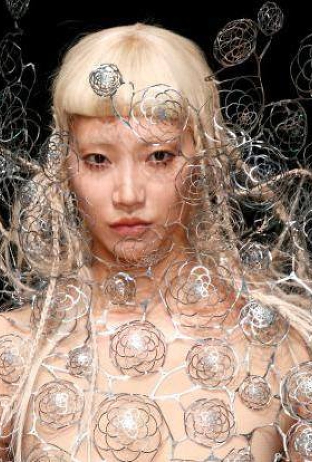 تصميم غريب من Iris Van Herpen Haute خلال عروض أزياء الألبسة الفاخرة لخريف وشتاء 2017 في باريس