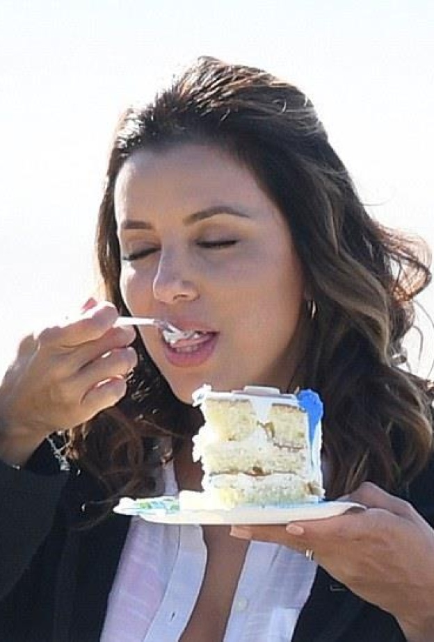 يبدو أن ايفا لونغوريا لا تأبه للسعرات الحرارية .. وتتلذذ بتناولها قطعة من الحلويات