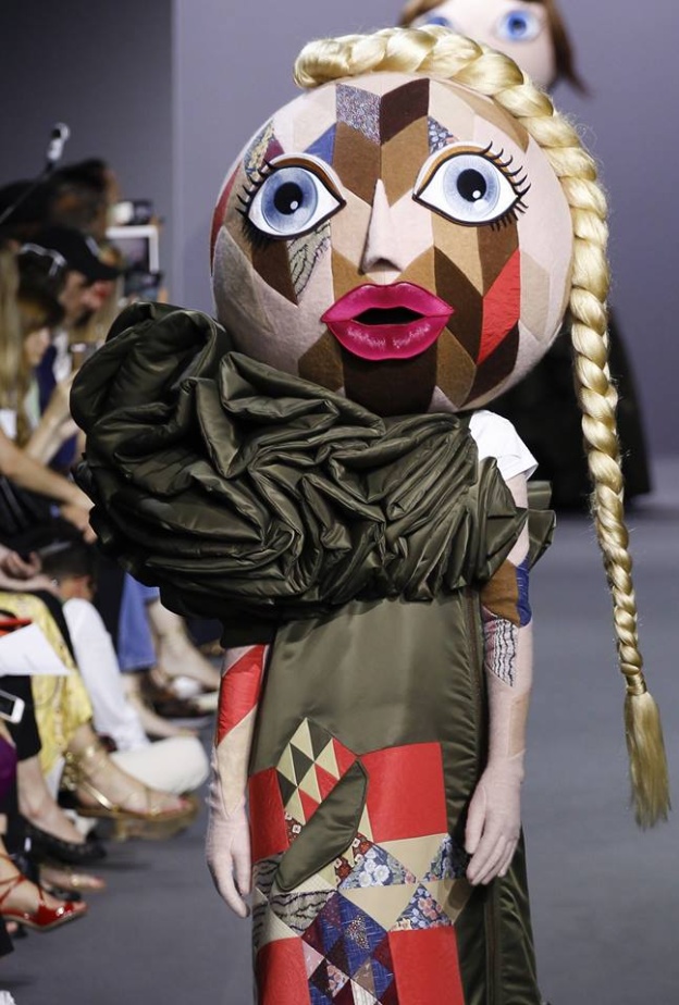 رأس دمية ضخمة يحل بدلا عن رأس العارضة ضمن عرض أزياء فيكتور أند رولف خلال عروض أزياء الألبسة الراقية في باريس