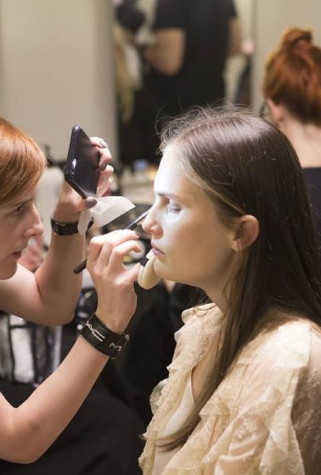 عارضة أزياء تخضع للمسات الأخيرة قبل انطلاق عرض ستيفان رولان في باريس بالأمس