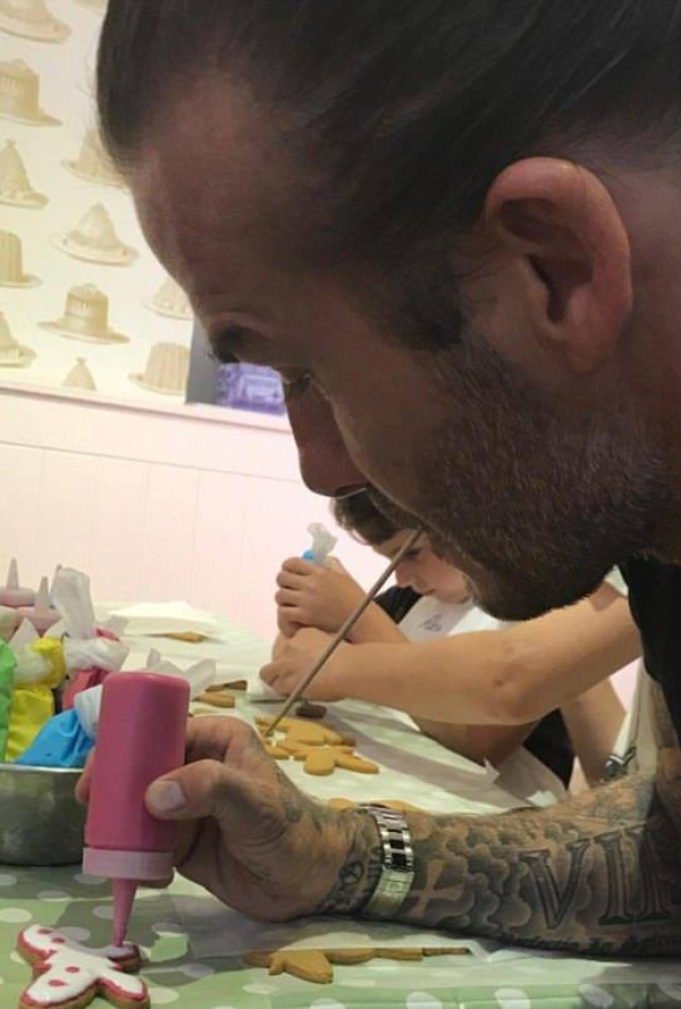 ديفيد بيكهام يشارك في تزيين كعك عيد ميلاد ابنته هاربر حيث تم الاحتفال بها يوم أمس