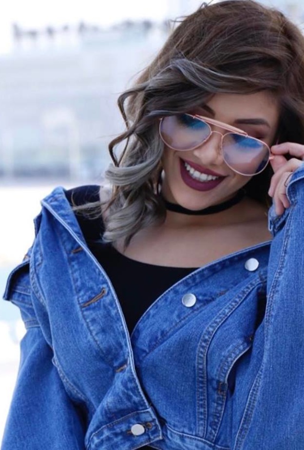 ناتالي فنج تجرب تسريحة الشعر الناعم المفروق