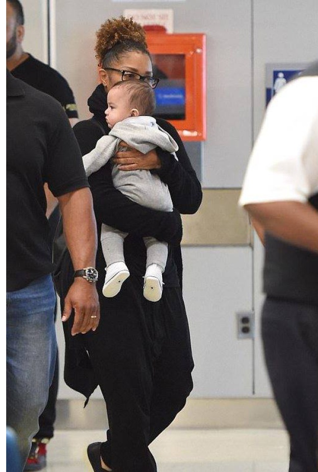 جانيت جاكسون كما شوهدت في مطار نيويورك بالأمس مع ابنها عيسى